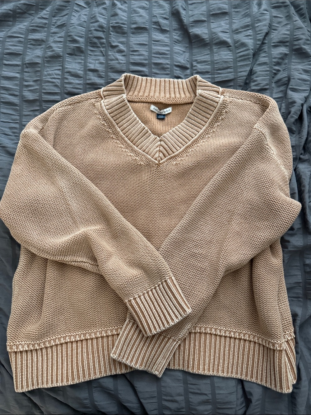 American Eagle V-Neck Sweater in tan/ Beige